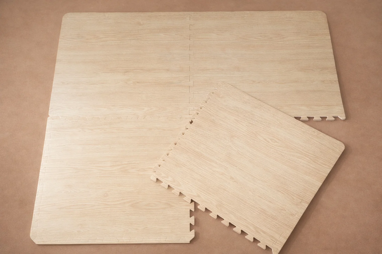 Puzzle-Matte mit Holzmotiv für Wohn- und Spielbereiche – TreuerSport
